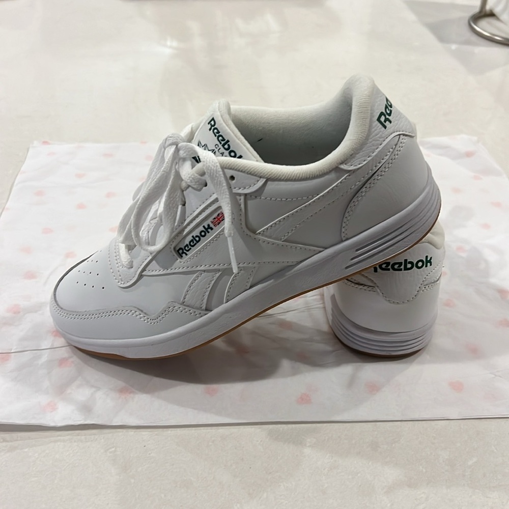 NWOT White/Green Reebok CLUB MEMT SNEAKER Size 8.5 Women’s